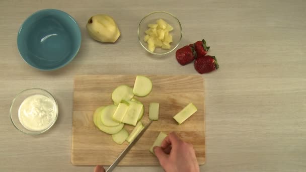 Вид на шеф-повара, режущего яблоко для фруктового салата — стоковое видео
