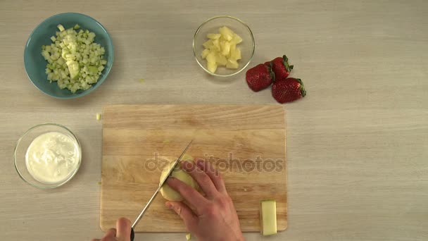 Kochen von Obstsalat. Ich-Perspektive — Stockvideo