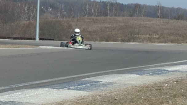 Go-kart en la vuelta de carrera — Vídeo de stock