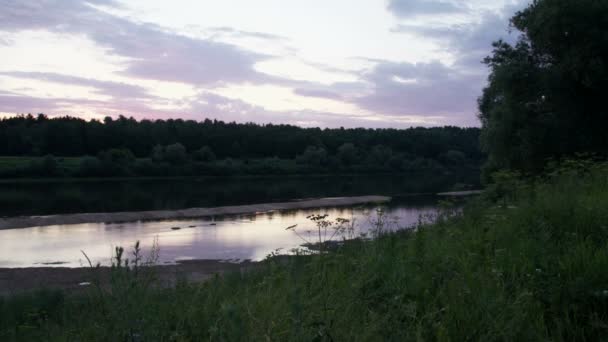 Noite sobre o rio — Vídeo de Stock