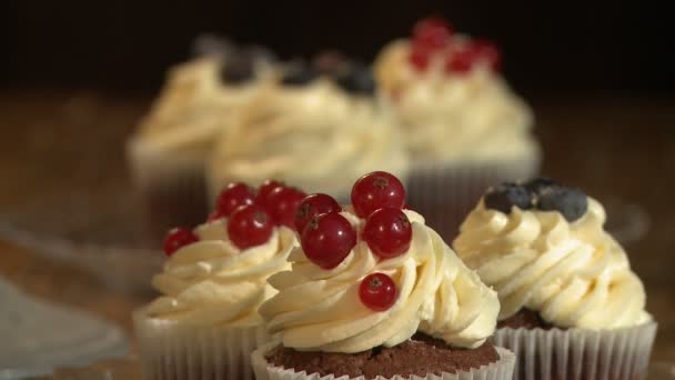Leckere cremige Cupcakes am Desserttisch — Stockvideo
