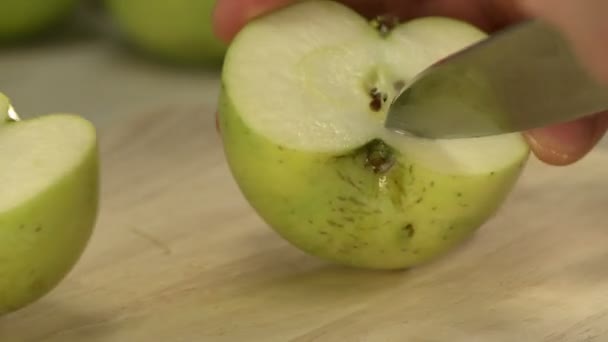 Cook řezání apple na dřevěné prkno v kuchyni — Stock video