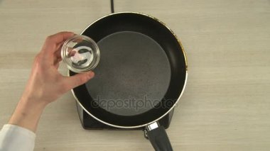 Bitkisel yağ koyarak sıcak tava tencere