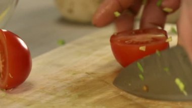 Domates hamuru aşçılık tahta üzerinde Ocak keserek