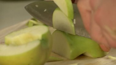 Aşçılık tahta üzerinde Ocak kesme taze yeşil elma