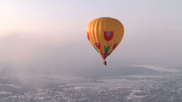 Balon na ogrzane powietrze na niebie — Wideo stockowe