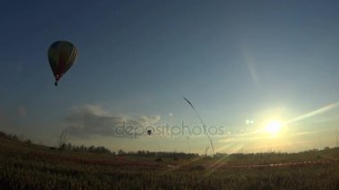 güneş doğarken uçan bir renkli sıcak hava balonu