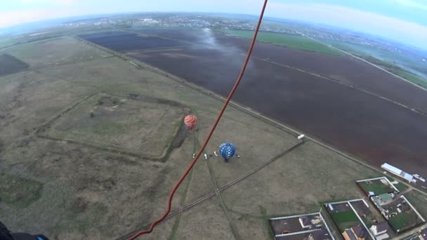 Heißluftballon über dem Feld. — Stockvideo