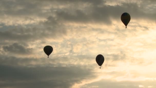 Silhouettes de ballons à air dans le ciel du soir — Video