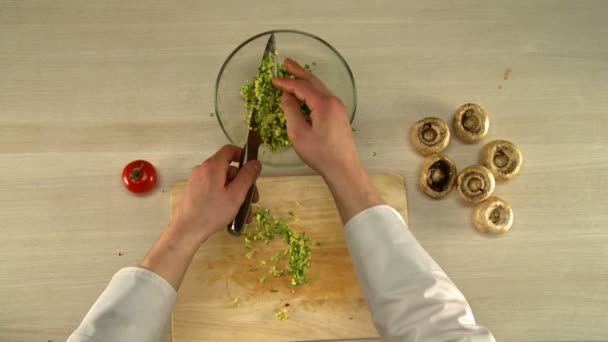 Eerste persoonsmening te bereiden vulling paddestoelen — Stockvideo