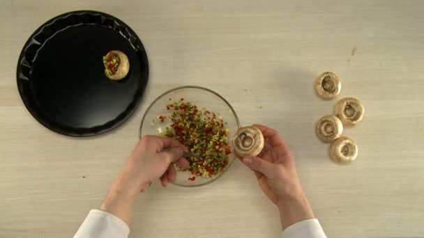 顶视图的厨师混合填料在玻璃碗里 — 图库视频影像