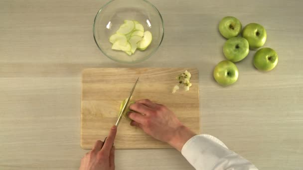 Різання яблук для випічки . — стокове відео