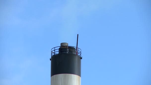 Humo de chimenea en la empresa de fabricación — Vídeo de stock