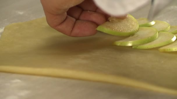 Vista de la masa de rollos de chef con manzana en rodajas — Vídeos de Stock