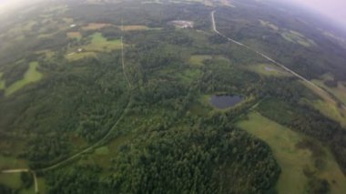 Yeşil orman tarafından çevrili bir sarma Nehri'nin havadan görünümü