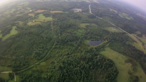 Luchtfoto van een kronkelende rivier, omgeven door groene bossen — Stockvideo