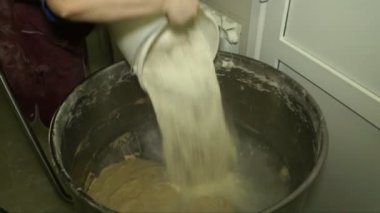 Ekmek imalatı. Karıştırma için makine eklemek un