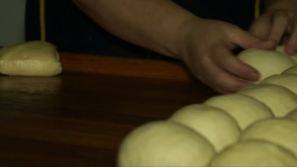 Bäcker formt Teig in der Bäckerei — Stockvideo