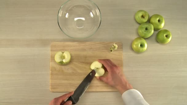 Snijden appelen voor baksel. — Stockvideo