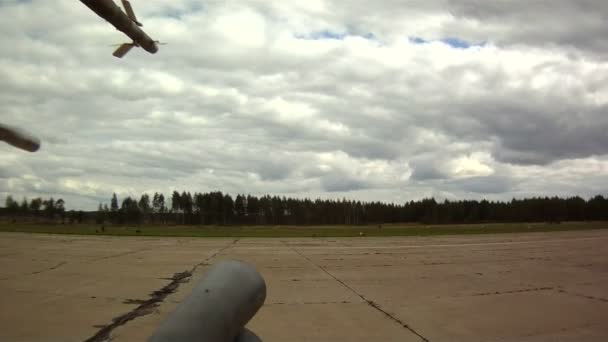 Wojskowy helikopter startu — Wideo stockowe