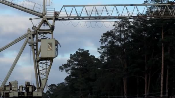 Arbeitskran im Sommer auf Baustelle — Stockvideo