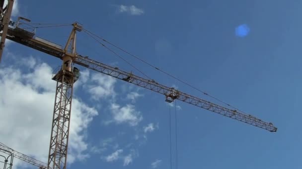 Guindaste de trabalho no canteiro de obras no verão — Vídeo de Stock