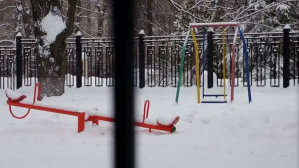 Balançoires pour enfants à l'aire de jeux sans personne dessus — Video