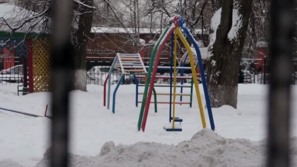 Parque infantil en invierno sin nadie caminando — Vídeo de stock