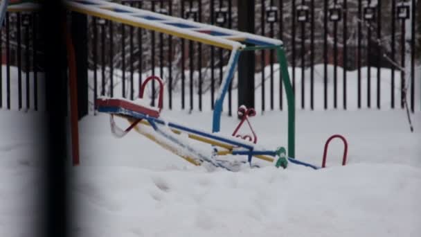 Parque infantil en invierno sin nadie en él — Vídeos de Stock