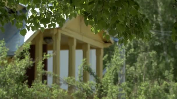 Blick auf das Bauernhaus im Grünen — Stockvideo