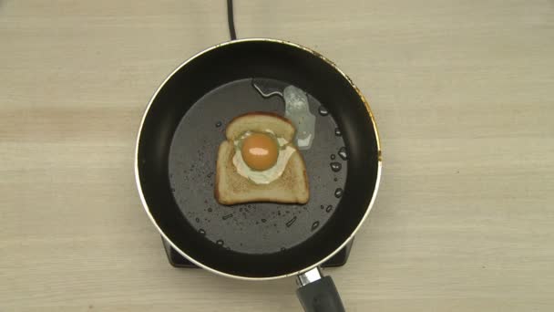 Top view of chef cooking omelet in toast — Stock Video