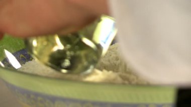 Malzemeler hamur için karıştırma adam: şeker un ile