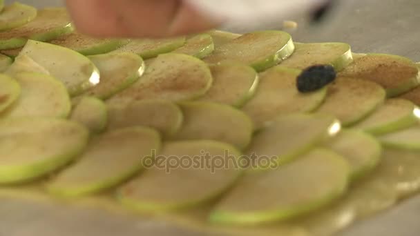 Vista de la masa de rollos de chef con manzana en rodajas — Vídeos de Stock