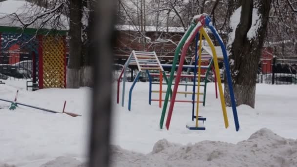 Játszótér a téli napon senki nem séta — Stock videók