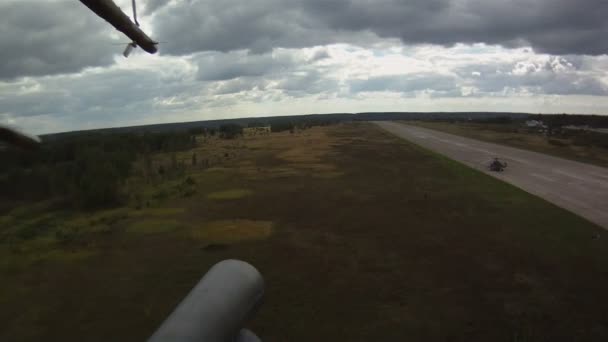 Militaire helikopter in de lucht — Stockvideo