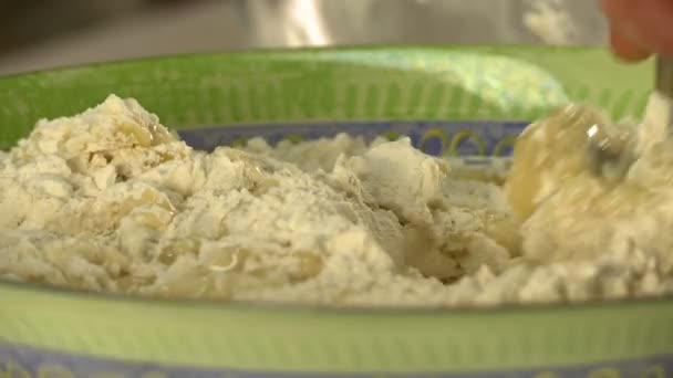 Teig kochen. Ansicht des Küchenchefs Wasser zu Mehl hinzufügen — Stockvideo