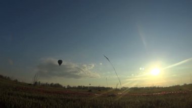 Açık brigth gününde alan üzerinde uçan balonlar