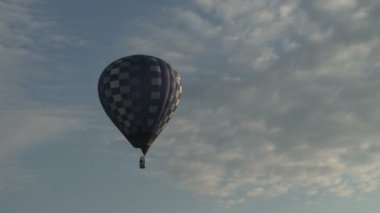 Gökyüzü hava görünümünde uçan balon