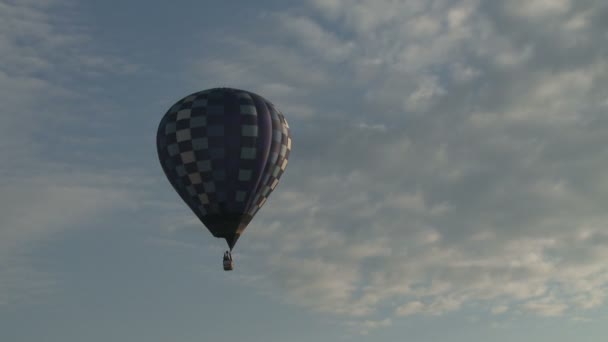 Ballongen flyger i himlen satellitvyn — Stockvideo