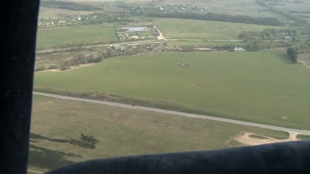 Paysage avec vue aérienne sur le champ et la ville — Video