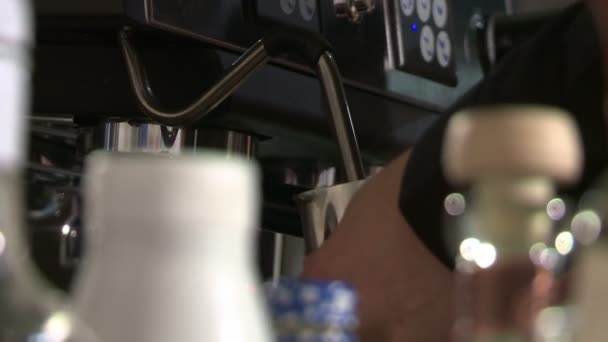 Hacer café en una cafetera eléctrica en un café — Vídeos de Stock