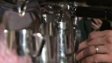 Bir kafede elektrikli kahve makinesi kahve yapma