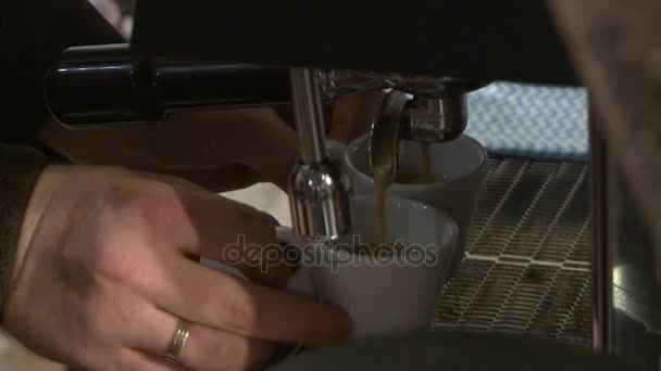 Příprava kávy v elektrický kávovar v kavárně — Stock video