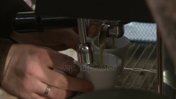 Fare il caffè in macchina del caffè elettrica in un caffè — Video Stock