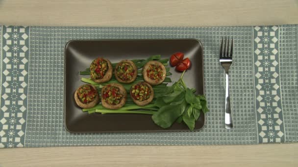 Gefülltes Gemüse auf einem Tablett serviert. — Stockvideo