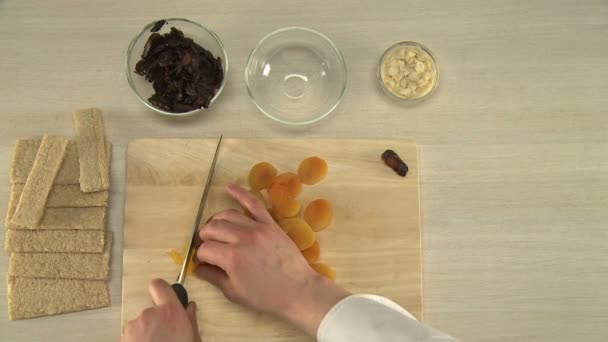 Нарізати чорнослив і сушені яблука . — стокове відео