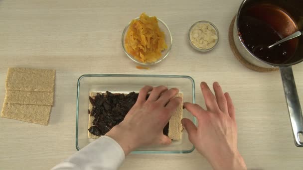 Friska dessert med katrinplommon och torkade aprikoser. — Stockvideo