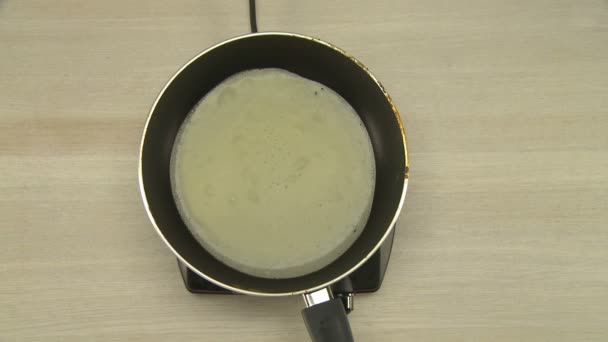 Första person vy av kocken stekning flapjack — Stockvideo