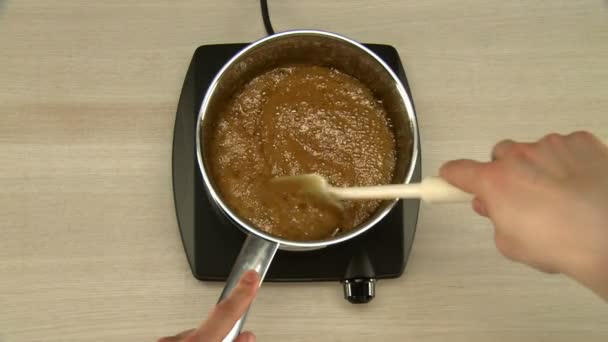 Vaření čokoládová poleva. — Stock video