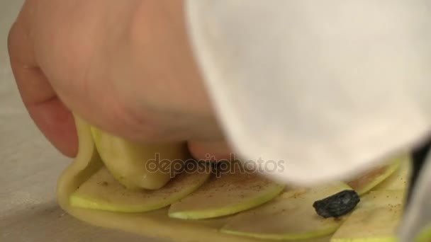 Vista de la masa de rollos de chef con manzana en rodajas — Vídeos de Stock